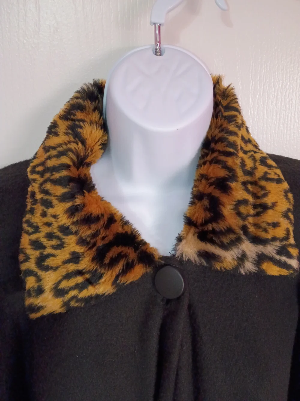 Vintage Black Cape w/ Leopard Faux-Fur Trim - Picture 4 of 9